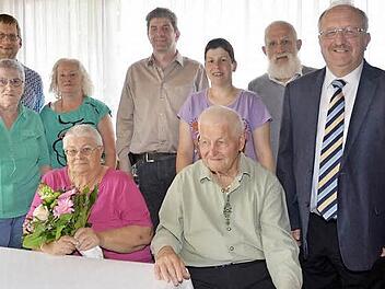 Das Bild zeigt: Vorne sitzend das Jubelpaar Hannelore und Franz Sünkel, hinten von links Michael Bohl (2. Bürgermeister), Heidi Altmann, Martina Preiß (Tochter), Frank Sünkel (Sohn), Simone Preiß (Enkelin), Bertold Ziener, Bernd Steger (Landratstellvertreter). Foto: Karl-Heinz Hofmann