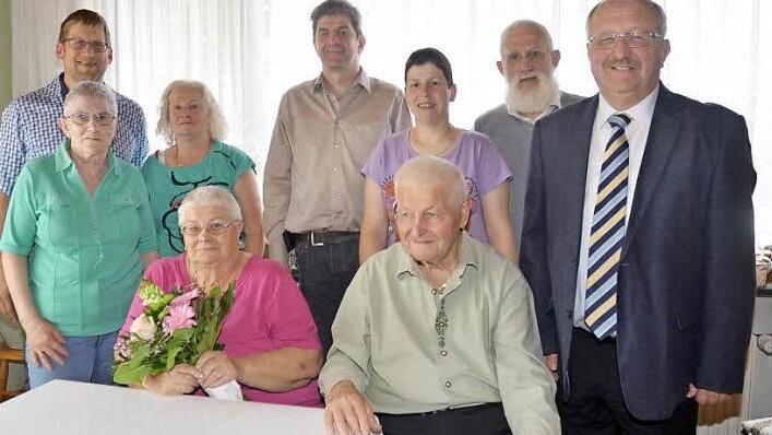 Das Bild zeigt: Vorne sitzend das Jubelpaar Hannelore und Franz Sünkel, hinten von links Michael Bohl (2. Bürgermeister), Heidi Altmann, Martina Preiß (Tochter), Frank Sünkel (Sohn), Simone Preiß (Enkelin), Bertold Ziener, Bernd Steger (Landratstellvertreter). Foto: Karl-Heinz Hofmann