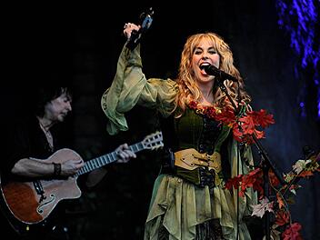 Nicht nur für Fans ein Hingucker und Ohrenschmaus: Candice Night und Ritchie Blackmore.Foto: Helmut Ölschlegel