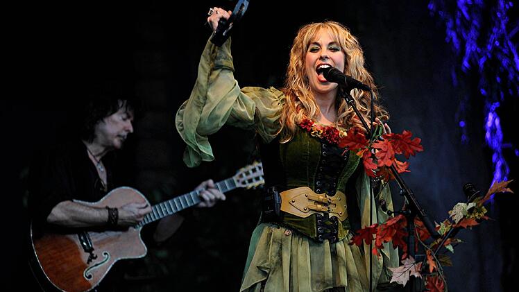 Nicht nur für Fans ein Hingucker und Ohrenschmaus: Candice Night und Ritchie Blackmore.Foto: Helmut Ölschlegel