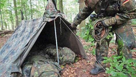 In jedem Zelt schlafen zwei Soldaten.