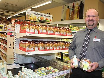 Ein bunter Salat, fix und fertig gemischt, mit einer kleinen Flasche Salatsoße ist ideal für Singles, erklärt Martin Kotschenreuther, der neue Leiter des Real-Marktes in Kulmbach. Fünf verschiedene Salatsorten selbst zu mischen, sei für Singles viel zu aufwändig... Fotos: Sonja Adam