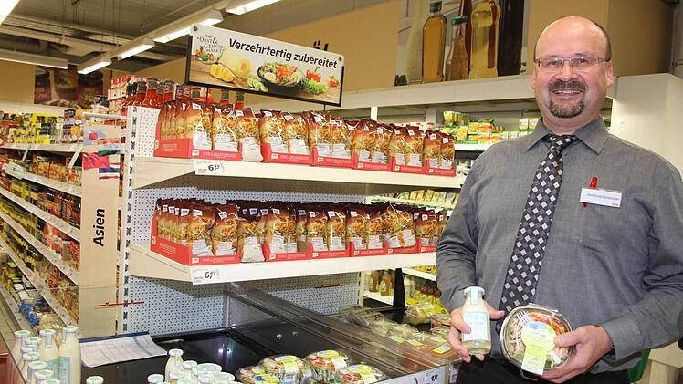 Ein bunter Salat, fix und fertig gemischt, mit einer kleinen Flasche Salatsoße ist ideal für Singles, erklärt Martin Kotschenreuther, der neue Leiter des Real-Marktes in Kulmbach. Fünf verschiedene Salatsorten selbst zu mischen, sei für Singles viel zu aufwändig... Fotos: Sonja Adam