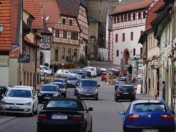 Momentan ist die Zeiler Ortsdurchfahrt eine Staatsstraße. Wenn es nach Bürgermeister Stadelmann geht, soll sich das ändern und die Straße herabgestuft werden. Dann hätte die Stadt mehr Handhabe bei der Regelung des Verkehrs. In der Hauptstraße gibt es Probleme wegen der parkenden Autos.  Foto: Peter Schmieder