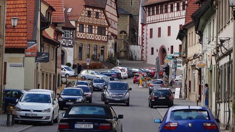 Momentan ist die Zeiler Ortsdurchfahrt eine Staatsstraße. Wenn es nach Bürgermeister Stadelmann geht, soll sich das ändern und die Straße herabgestuft werden. Dann hätte die Stadt mehr Handhabe bei der Regelung des Verkehrs. In der Hauptstraße gibt es Probleme wegen der parkenden Autos.  Foto: Peter Schmieder