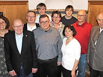 Zahlreiche Mitglieder des Musikvereins Thurnau wurden bei der Hauptversammlung geeehrt. Unser Bild zeigt (von links) Ausbilderin Barbara Wunsch, Helmut Weber, Vorsitzenden Martin Koslowsky, Lukas Haßfurt, Dieter Müller (davor), stellvertretende Vorsitzende Iris Müller, Stefan Eschenbacher, Birgit Hofmann, Dirigent Heimo Bierwirth und Heinrich Ramming vom Nordbayerischen Musikbund.  Foto: Katharina Müller-Sanke
