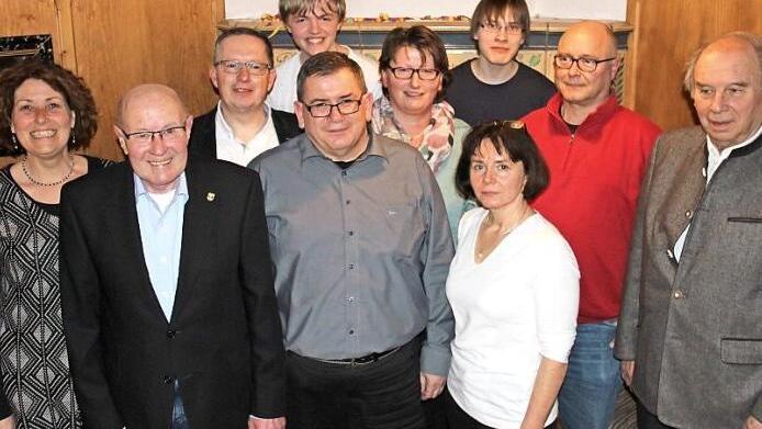 Zahlreiche Mitglieder des Musikvereins Thurnau wurden bei der Hauptversammlung geeehrt. Unser Bild zeigt (von links) Ausbilderin Barbara Wunsch, Helmut Weber, Vorsitzenden Martin Koslowsky, Lukas Haßfurt, Dieter Müller (davor), stellvertretende Vorsitzende Iris Müller, Stefan Eschenbacher, Birgit Hofmann, Dirigent Heimo Bierwirth und Heinrich Ramming vom Nordbayerischen Musikbund.  Foto: Katharina Müller-Sanke