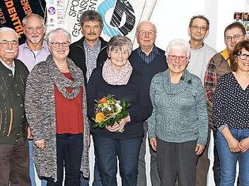 Der Sportgemeinschaft Rödental gehören diese Mitglieder zum Teil über 70 Jahre an. Präsident Thomas Gehrlicher (Zweiter von links) und Vorsitzender Michael Scheler (rechts) waren die Gratulanten.