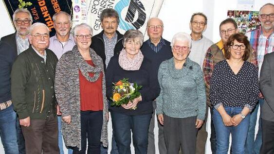 Der Sportgemeinschaft Rödental gehören diese Mitglieder zum Teil über 70 Jahre an. Präsident Thomas Gehrlicher (Zweiter von links) und Vorsitzender Michael Scheler (rechts) waren die Gratulanten.