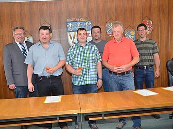 Bürgermeister Hans Pietz vereidigte die neuen Feldgeschworenen im Markt Pressig: (vorne von links) die neuen Feldgeschworenen Reiner Zapf, Daniel Fehn, Georg Löffler, zweite Reihe von links Bürgermeister Hans Pietz, Christian Zapf (Ortsobmann Friedersdorf) und Andreeas Schorn (Bauamtsleiter Markt Pressig) Foto: K.- H. Hofmann