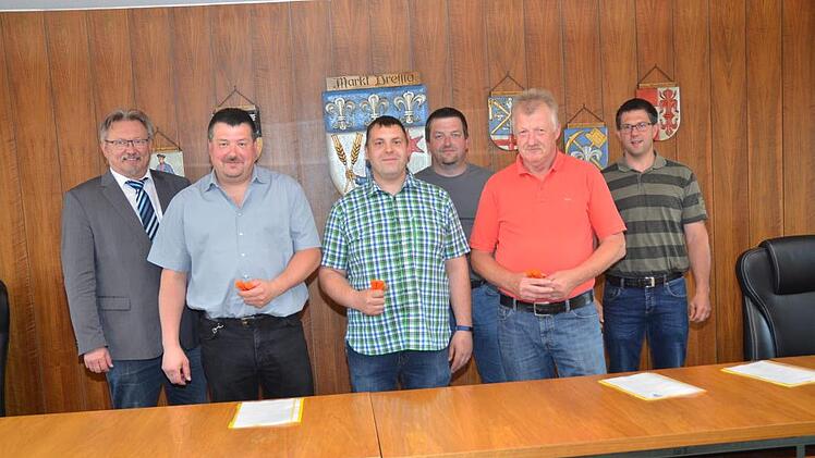 Bürgermeister Hans Pietz vereidigte die neuen Feldgeschworenen im Markt Pressig: (vorne von links) die neuen Feldgeschworenen Reiner Zapf, Daniel Fehn, Georg Löffler, zweite Reihe von links Bürgermeister Hans Pietz, Christian Zapf (Ortsobmann Friedersdorf) und Andreeas Schorn (Bauamtsleiter Markt Pressig) Foto: K.- H. Hofmann