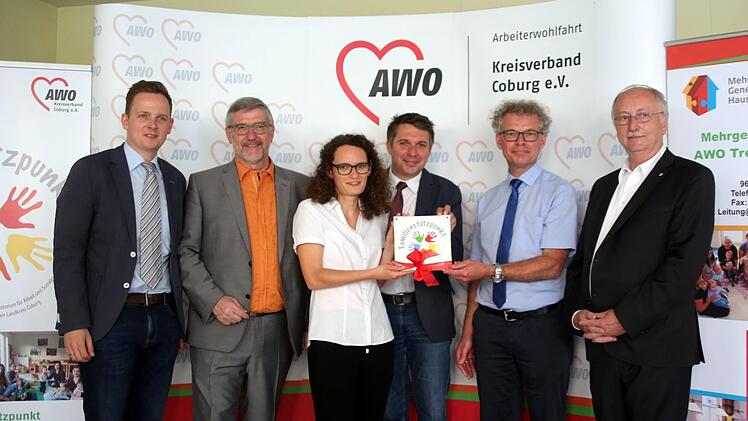 Auch das Mehrgenerationenhaus der Awo  in Bad Rodach wurde zum Familienstützpunkt erweitert. Das offizielle Schild nahm Eva Trapp aus den Händen von Ministerialrat Robert Höcherl (Zweiter von rechts) entgegen, in Anwesenheit von Bad Rodachs Bürgermeister Tobias Ehrlicher, Landrat Michael Busch, vom Geschäftsführer und vom Vorsitzenden des Awo-Kreisverbands, Carsten Höllein und Hubert Joppich (von links).