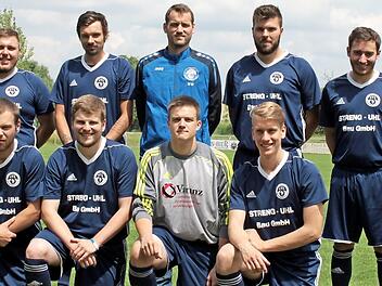 In der hinteren Reihe stehen der stellvertretende Vorstandsvorsitzende Markus Braungart, Florian Fischer, Stefan März, Florian Hofer, Daniel Schirmer, Spielertrainer Nico Imhof und vorne Christian Hennig, Michal Meisel, Noah Schnapp und Klaus Lehmbecker (von links).  Foto: Wolfgang Dietz