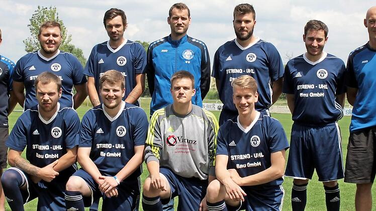 In der hinteren Reihe stehen der stellvertretende Vorstandsvorsitzende Markus Braungart, Florian Fischer, Stefan März, Florian Hofer, Daniel Schirmer, Spielertrainer Nico Imhof und vorne Christian Hennig, Michal Meisel, Noah Schnapp und Klaus Lehmbecker (von links).  Foto: Wolfgang Dietz