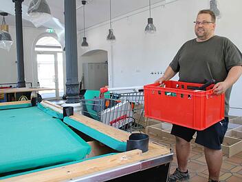Stefan Lehner packt beim Umzug in das frühere "Bockela" mit an, bald packt er aber seine Koffer. Ende des Jahres ist für den Leiter des Jugendzentrums "Alte Spinnerei" Schluss. Foto: Alexander Hartmann