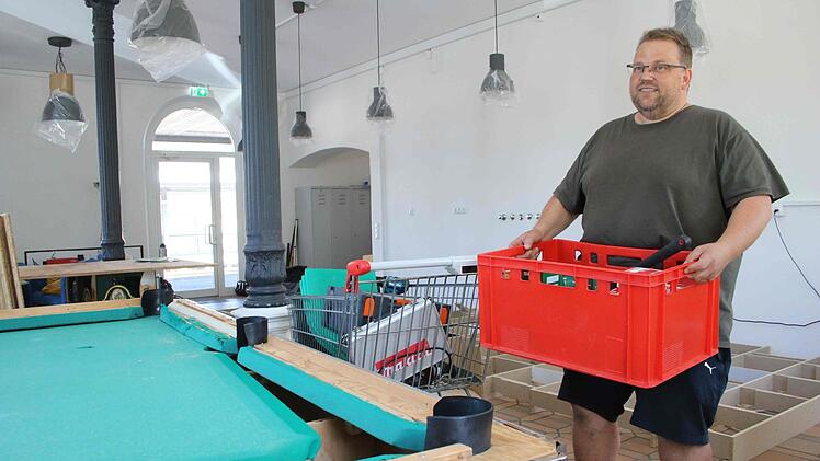 Stefan Lehner packt beim Umzug in das frühere "Bockela" mit an, bald packt er aber seine Koffer. Ende des Jahres ist für den Leiter des Jugendzentrums "Alte Spinnerei" Schluss. Foto: Alexander Hartmann