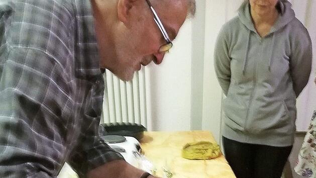 Der Bienen-Fachwart Rudi H&ouml;lzer beim Gie&szlig;en von Kerzen  Foto: gg