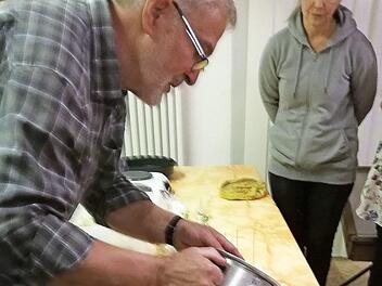 Der Bienen-Fachwart Rudi Hölzer beim Gießen von Kerzen  Foto: gg