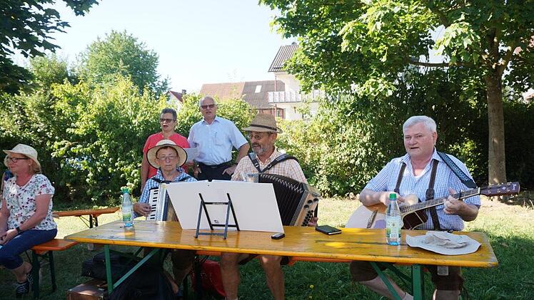 Die Rhöner Stubenmusik Waldfenster eröffnete mit "Frisch auf zur lieben  Rhön hinauf" die Extratour. Marion Eckert