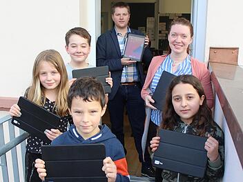 Seit diesem Schuljahr lernen die Schüler der 3. und 4. Klasse zusätzlich mit neuen iPads. Im Hintergrund Matthias Hauke mit Lehrerin Annika Lutz. Foto: Julia Raab