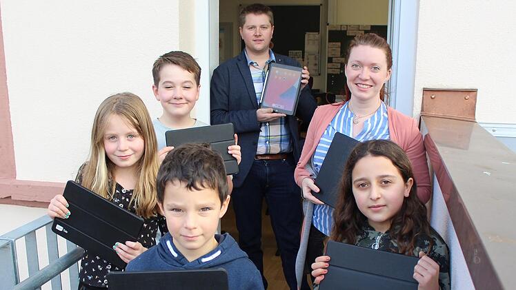 Seit diesem Schuljahr lernen die Schüler der 3. und 4. Klasse zusätzlich mit neuen iPads. Im Hintergrund Matthias Hauke mit Lehrerin Annika Lutz. Foto: Julia Raab