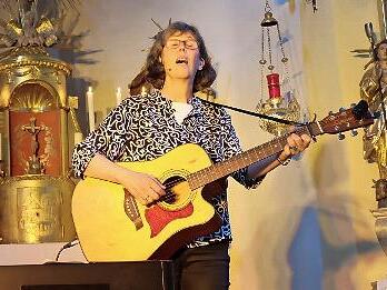Liedermacherin Stefanie Schwab (Würzburg) trat anlässlich des Pfarrfestes in Thundorf auf.