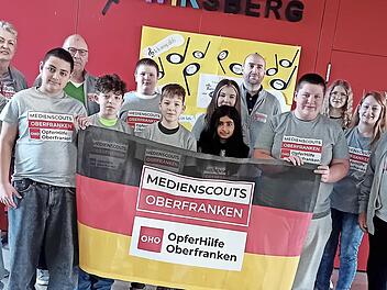 Susanne Werner (Zweite von links, OHO), Alfons Hrubesch (vorne rechts, OHO), Sandra Flügel (Zweite von rechts, Jugendsozialarbeit), Schulleiter Mathias Liebig (Fünfter von rechts) und ein Teil der neuen Medienscouts der Mittelschule Neuenmarkt-Wi...
