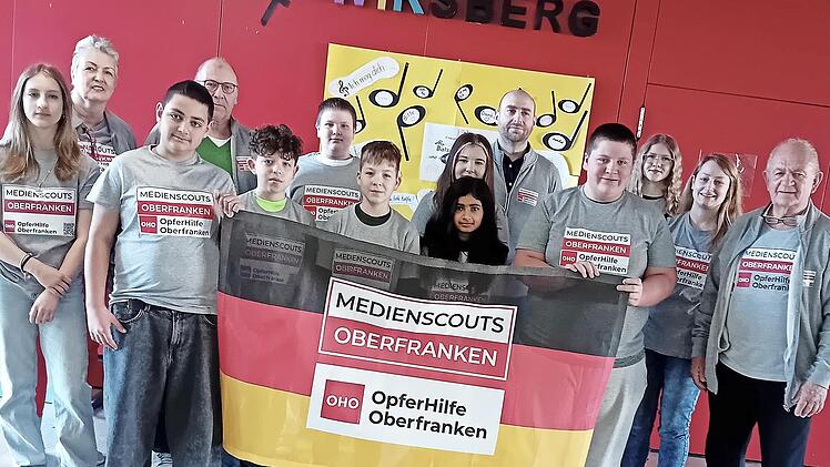 Susanne Werner (Zweite von links, OHO), Alfons Hrubesch (vorne rechts, OHO), Sandra Flügel (Zweite von rechts, Jugendsozialarbeit), Schulleiter Mathias Liebig (Fünfter von rechts) und ein Teil der neuen Medienscouts der Mittelschule Neuenmarkt-Wi...
