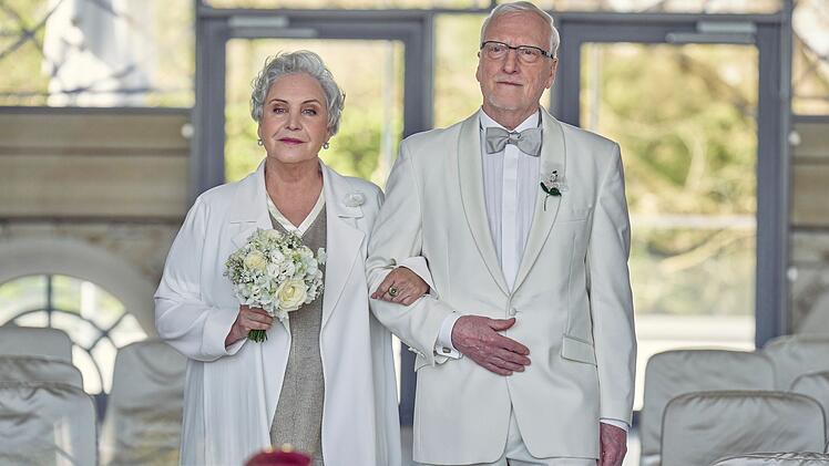 Treten auch Anna (Katerina Jacob) und "Herr Kurtz" (Ernst St&ouml;tzner) vor den Traualtar? Wenn es nach Letzterem ginge, dann sofort, immerhin w&uuml;rde das eine Menge Steuern sparen.