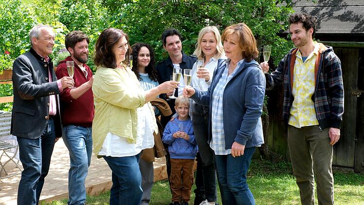 Eine &Uuml;berraschungsfeier f&uuml;r den &Uuml;berraschungsgast (von links): Vinz Huber (Michael Roll), Schorschi Striebel (Sebastian Edtbauer), Eva Lorenz (Eva Mattes), Michelle Mabena (Saron Degineh), Rob Manzini (Se&aacute;n McDonagh), der kleine Luis (Samuel Gerbrich), Lena Lorenz (Judith Hoersch), Liz White (Bettina Redlich) und Bastian Pfeiffer (Raban Bieling).