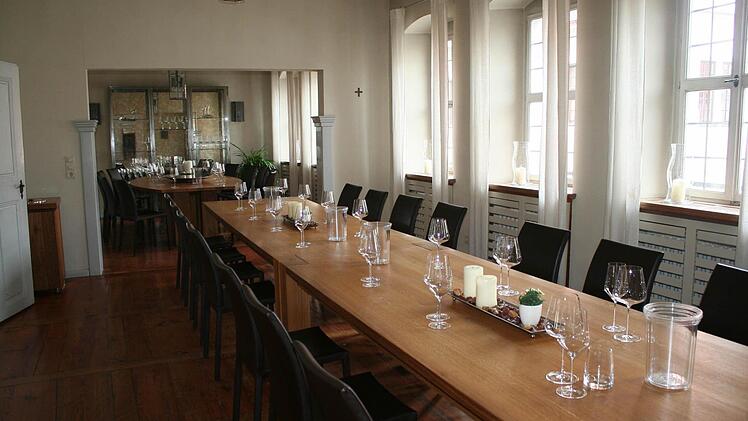 Im Obergeschoss des barocken Gebäudes ist alles für eine Weinprobe vorbereitet.