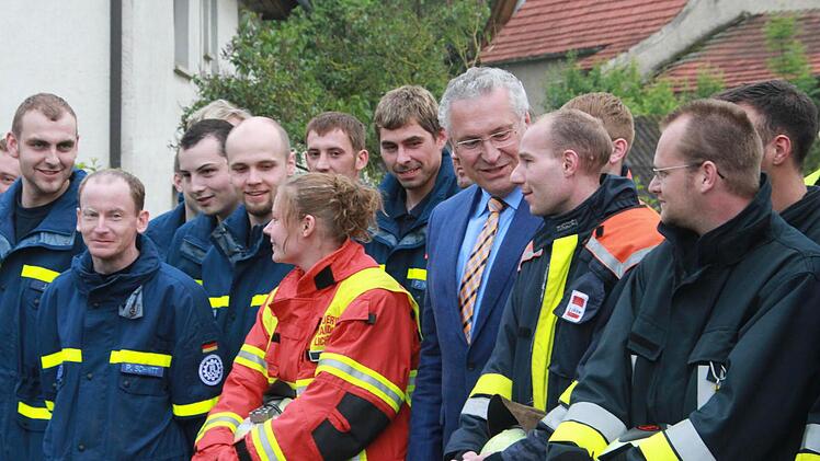 Joachim Herrmann erkundigte sich bei den Feuerwehrleuten und THW-Helfern über ihre Erfahrungen im Einsatz