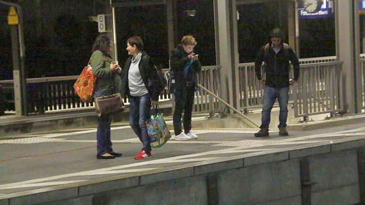 Verloren und ratlos wirken die Möchte-gern-Zugfahrer. Fotos: Josef Hofbauer