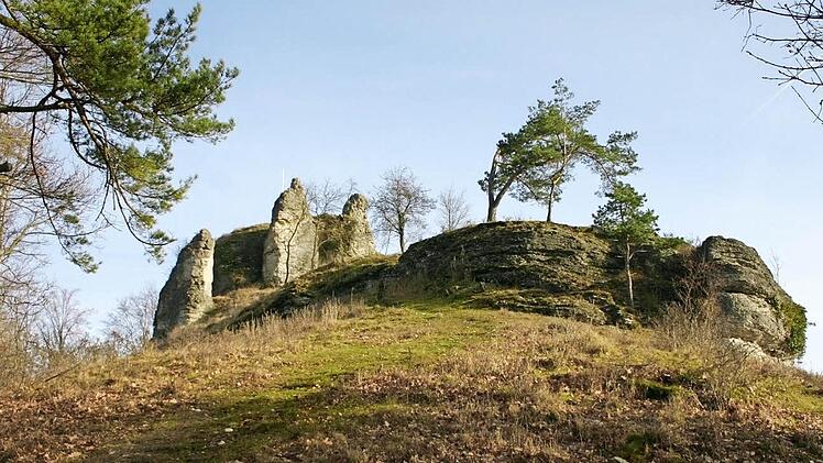 Von der Burg Niesten, wo 1248 der letzte Meranier starb, zeugen heute nur romantische Naturfelsen. Eine Laune der Geschichte. Genauso gut könnte auf dieser Akropolis ein meranischer Regierungspalast thronen.