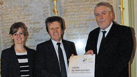 Bianca Haischberger und Oberb&uuml;rgermeister Norbert Tessmer (rechts) freuen sich &uuml;ber den Zugang des 70. Mitglieds von "B&uuml;ndnis Coburg - die Familienstadt", die Firma Lasco-Umformtechnik, vertreten durch den Vorsitzenden der Gesch&auml;ftsf&uuml;hrung, Friedrich Herdan.  Foto: Stadt Coburg