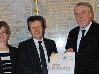 Bianca Haischberger und Oberbürgermeister Norbert Tessmer (rechts) freuen sich über den Zugang des 70. Mitglieds von "Bündnis Coburg - die Familienstadt", die Firma Lasco-Umformtechnik, vertreten durch den Vorsitzenden der Geschäftsführung, Friedrich Herdan.  Foto: Stadt Coburg