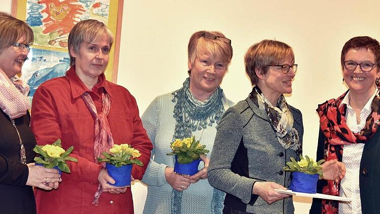 Bei der Hauptversammlung des Kinderschutzbundes Kreisverband Coburg wurden langjährige Mitglieder geehrt. Von links: Marion Becker, Heidi Schneider, Evelin Hlousek, Brigitte Dürr und Iris Piper. Foto: Gabi Arnold