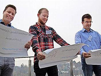 Die symbolischen Schecks haben sie schon mal. Mit der Umsetzung ihrer Ideen bekommen Oliver Knobloch, Marvin Witter und Daniel Arbeiter (von links) das Preisgeld in bar.  Foto: Helke Renner