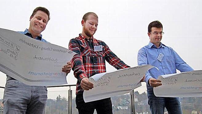 Die symbolischen Schecks haben sie schon mal. Mit der Umsetzung ihrer Ideen bekommen Oliver Knobloch, Marvin Witter und Daniel Arbeiter (von links) das Preisgeld in bar.  Foto: Helke Renner