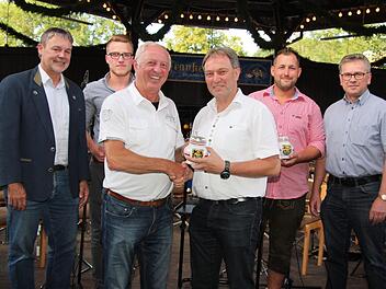 Glückwünsche für den neuen Behördenkönig (von links): stellvertretender Landrat Gerhard Wunder, Zweiter Ritter Yannic Wildner (Markt Steinwiesen), Behördenkönig Werner Löffler, Landrat Klaus Löffler, 1. Ritter Andreas Bayer von der Stadt Kronach und Geschäftsstellenleiter Stefan Schneider Fotos: Rainer Glissnik