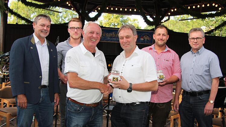 Glückwünsche für den neuen Behördenkönig (von links): stellvertretender Landrat Gerhard Wunder, Zweiter Ritter Yannic Wildner (Markt Steinwiesen), Behördenkönig Werner Löffler, Landrat Klaus Löffler, 1. Ritter Andreas Bayer von der Stadt Kronach und Geschäftsstellenleiter Stefan Schneider Fotos: Rainer Glissnik
