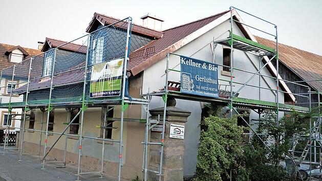 Das Br&auml;uhaus macht Fortschritte: Das Dach wurde neu eingedeckt und an der Au&szlig;enfassade wurden erste Putzarbeiten verrichtet. Foto: Rei&szlig;aus