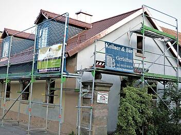 Das Bräuhaus macht Fortschritte: Das Dach wurde neu eingedeckt und an der Außenfassade wurden erste Putzarbeiten verrichtet. Foto: Reißaus