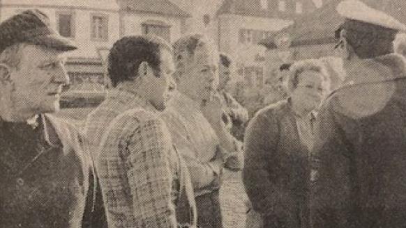 Die "generalstabsmäßige" Fällaktion in den frühen Morgenstunden sorgte bei einigen Forchheimern  für Betroffenheit. Polizisten  sicherten die Stelle ab. Foto: Hans Grün/FT-Archiv
