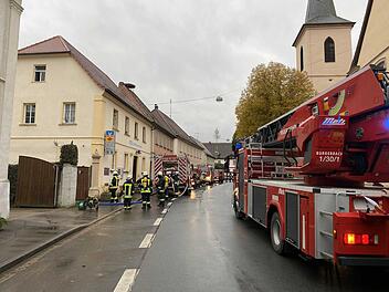 Am späten Freitagnachmittag (23. Oktober 2020) wurde die Feuerwehr wegen eines Brandes in Burgwindheim (Kreis Bamberg) alarmiert. Dort war es in einer Wohnung im ersten Obergeschoss zu einem Küchenbrand gekommen.