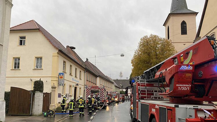 Am späten Freitagnachmittag (23. Oktober 2020) wurde die Feuerwehr wegen eines Brandes in Burgwindheim (Kreis Bamberg) alarmiert. Dort war es in einer Wohnung im ersten Obergeschoss zu einem Küchenbrand gekommen.
