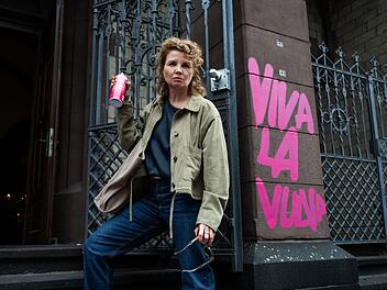 Annette Frier l&auml;sst es krachen - Wechseljahre sind nichts f&uuml;r Feiglinge. Im Interview mit der Agentur teleschau spricht sie offen &uuml;ber das &Auml;lterwerden und ihre Selbstzweifel.