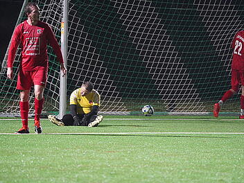 FC Fuchsstadt: Torwart-Trainer Frank Fella steht im Regen