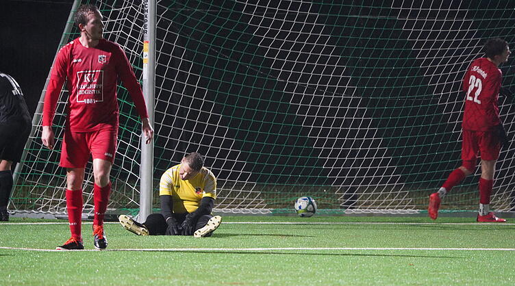 FC Fuchsstadt: Torwart-Trainer Frank Fella steht im Regen