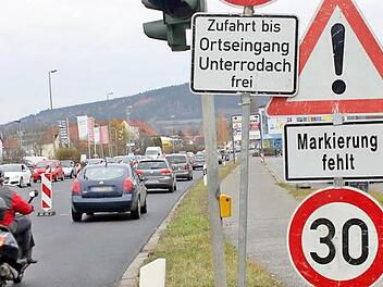 Witterungsbedingt konnte nach der Neuasphaltierung der B173 die Fahrbahnmarkierung noch nicht aufgebracht werden. Nun hofft man auf Sonnenstrahlen in der kommenden Woche, damit die Fahrbahn richtig durchtrocknet. Sollte die Sonne sich nicht zeigen, bleibt die einspurige Verkehrsführung. Foto: Herbert Schellberg